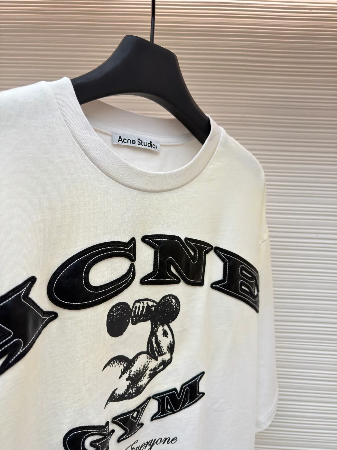 Acne Studios distressed logo short sleeves ●Original version: Purchased and developed for 4100 ●Item number: 1682357-A15 ●Fabric: soft plain weave fabric ●Technology: glue printing ●Color: white gradient ●Version: fitted version ●Weight: about 385 grams ●Size: S-M-L-XL ●Description: Customized elegant cotton double-ply soft plain weave fabric, soft and delicate, comfortable and close to the skin, with warm brown as the main color with grayscale It is unobtrusive but has an overwhelming aura. The ACNE GYM logo on the body is outlined with powerful brown lines. For Everyone is simple but contains profound meaning. The inadvertently smudged distressed effect meets the carrier of retro feelings, which is full of fashion tension, making every outfit a fashion feast. Adopting imported machine appliqué embroidery technology, using advanced computer control systems and precision mechanical components to achieve ACNE GYM appliqué embroidery operations, presenting an embroidery effect with both clarity and three-dimensionality. Glue printing is used. The printing has been modified three times with the film screen. Use glue liquid paint to print the pattern on the fabric. Bake the fabric to fix the gradient of the printed image and make it look old. By spraying dyes of different colors on the surface of the fabric, the clothes can show rich color changes under different lights. Increase the visual layering. The fabrics have been washed, have a better hand feel and texture, are not easy to deform, are not easy to shrink, are not easy to fade, and maintain long-term beauty. The overall wiring is straight and delicate, the fabric is comfortable and soft, and the color is consistent without color difference. It can be matched with the same style to create a fashionable look and control various occasions. Customized accessories, complete with three standards, same style for men and women!